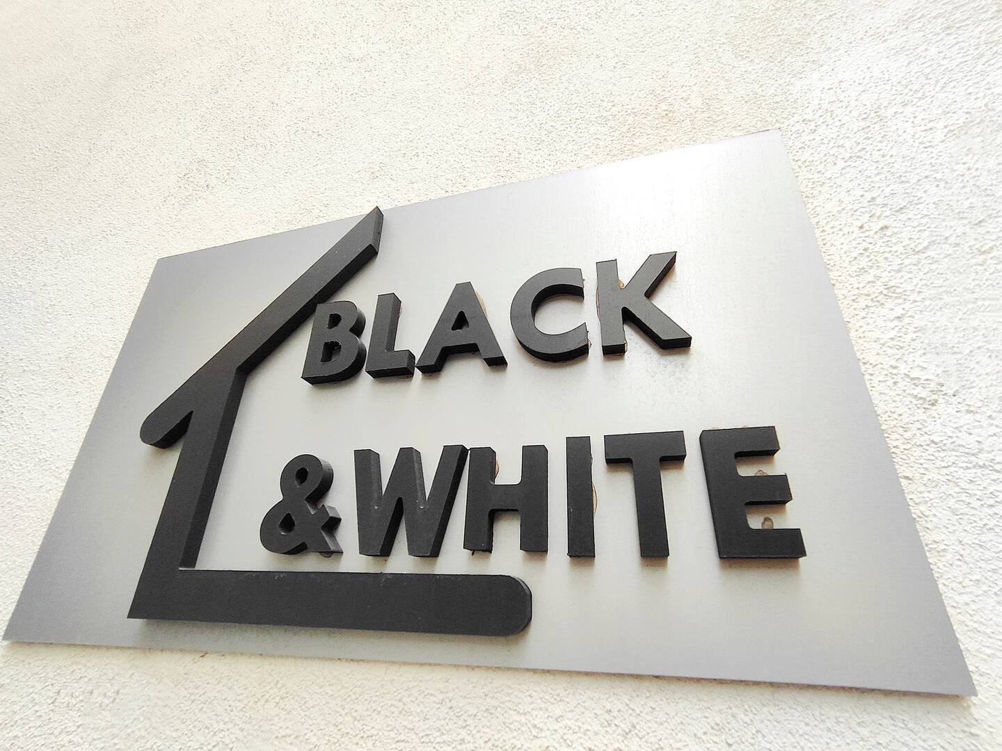 Casa in bianco e nero